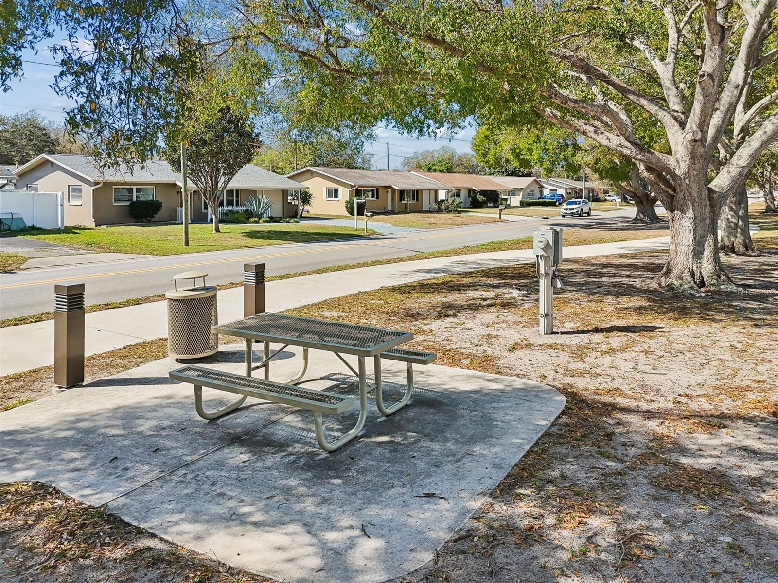 Listing photo id 40 for 5682 46th Avenue N