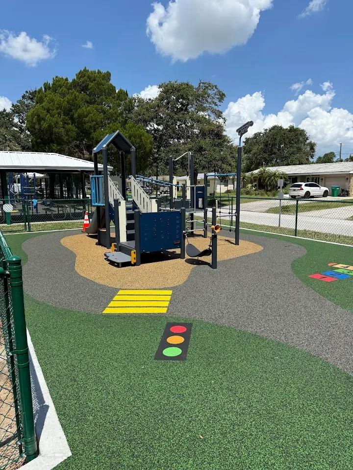 Listing photo id 44 for 5682 46th Avenue N