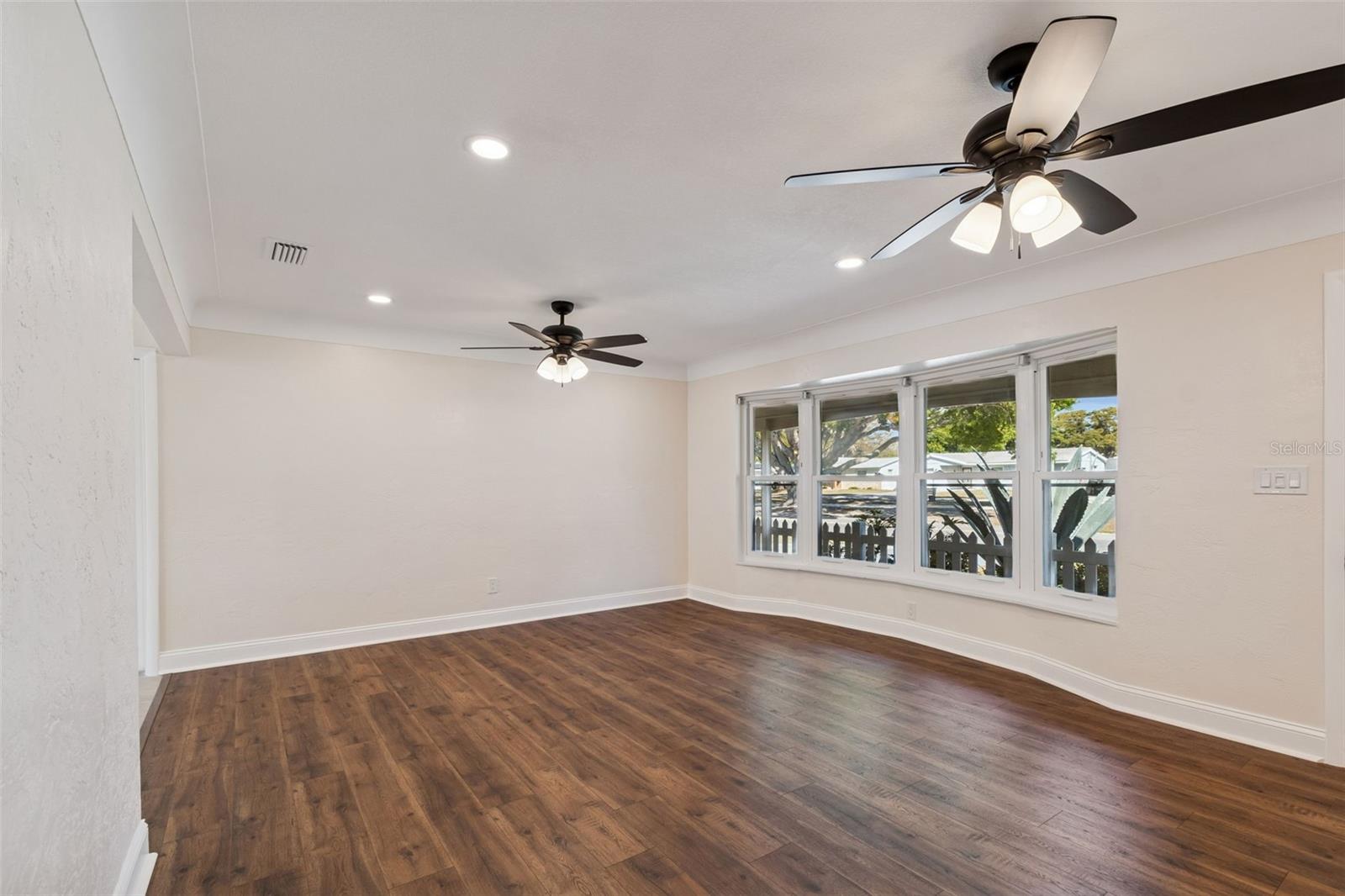 Listing photo id 3 for 5682 46th Avenue N