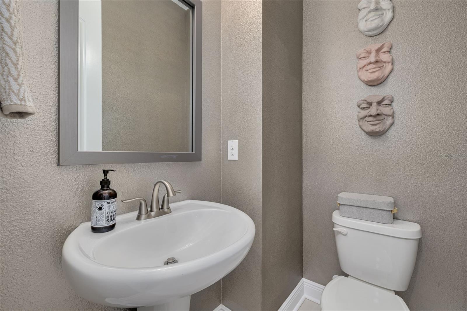 Image 11 of 30 For 835 Burlington Avenue N