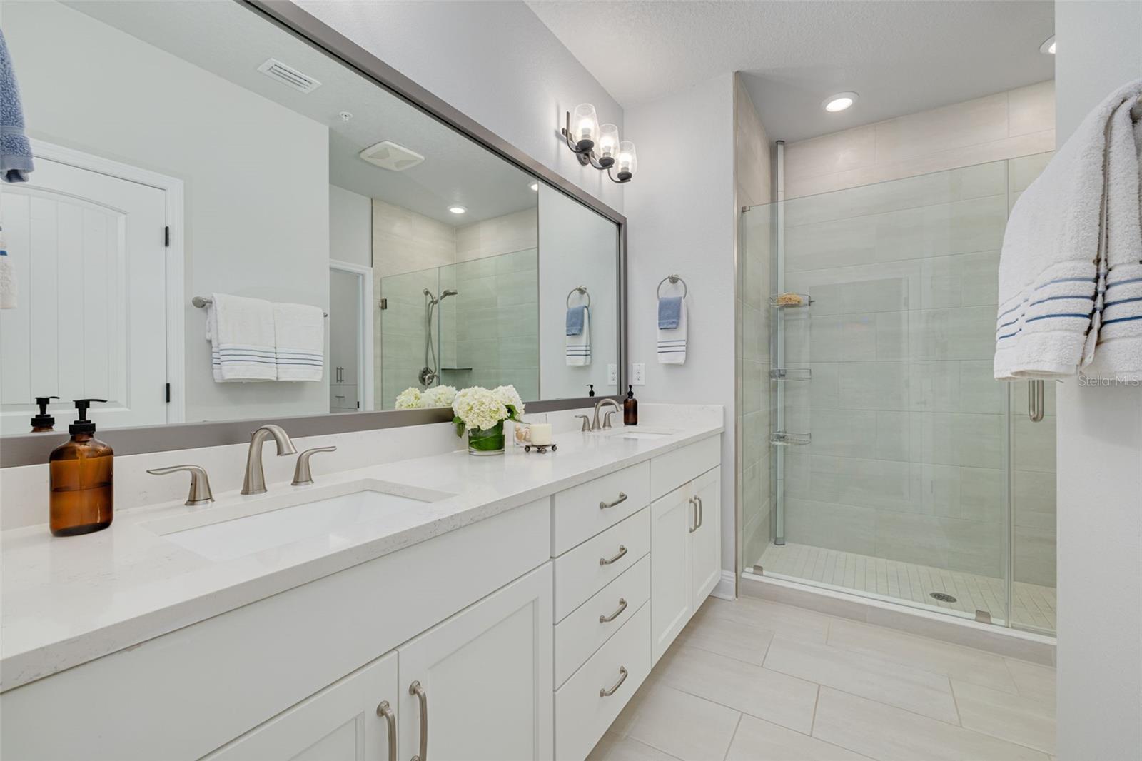 Image 16 of 30 For 835 Burlington Avenue N