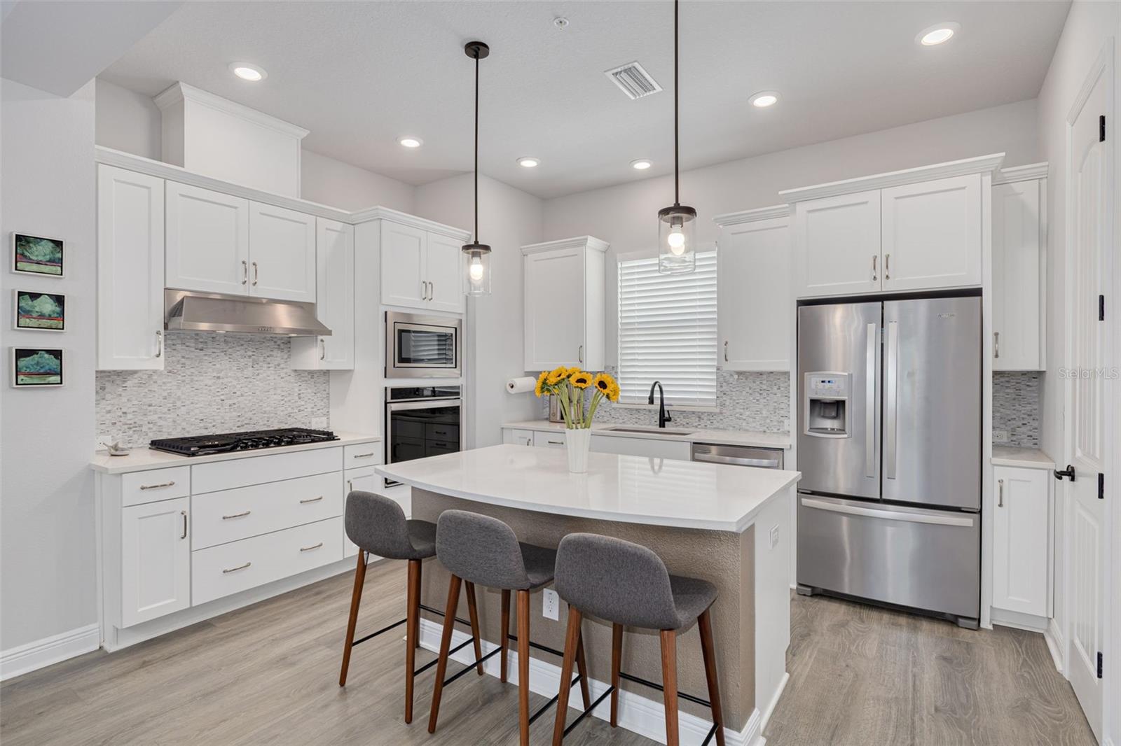 Image 3 of 30 For 835 Burlington Avenue N