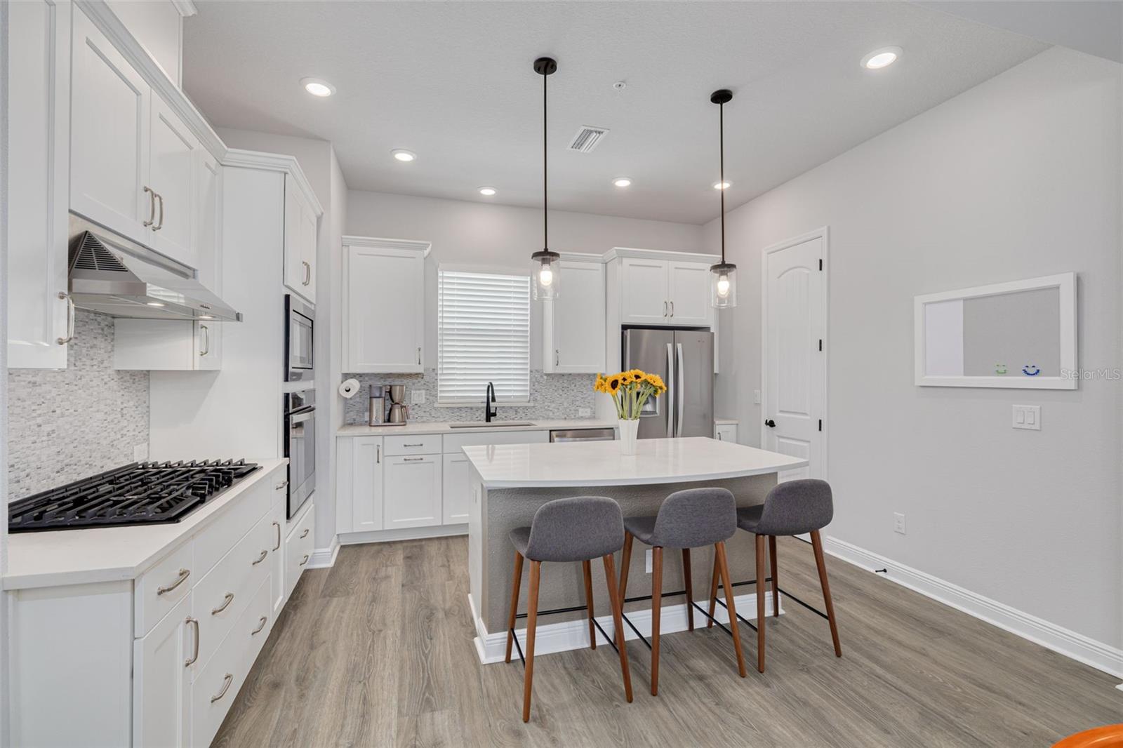 Image 4 of 30 For 835 Burlington Avenue N