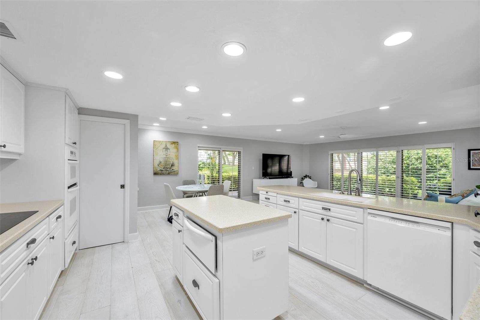 Listing photo id 3 for 36750 Us Highway 19 N 27101