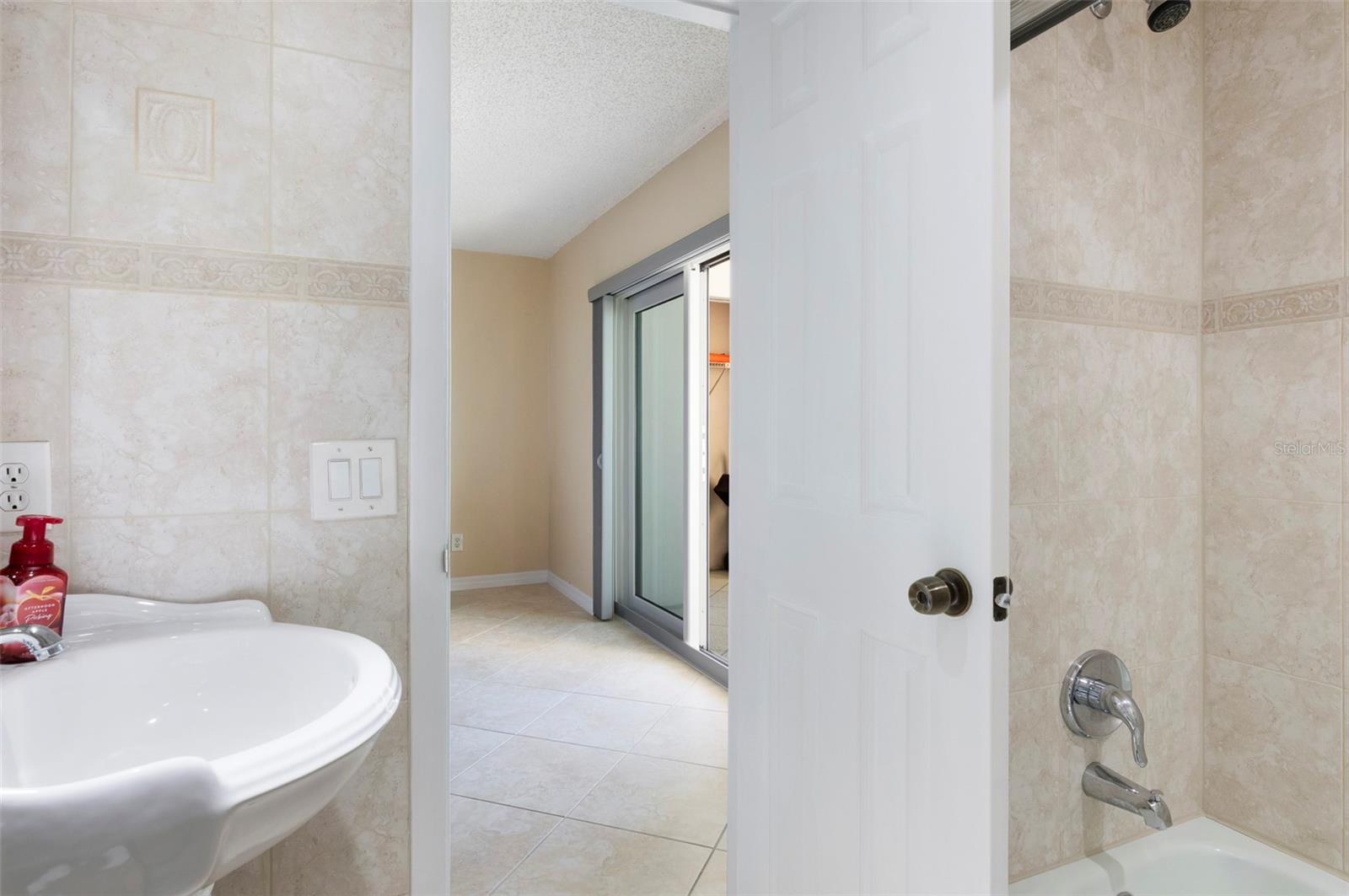 Listing photo id 19 for 1230 Gulf Boulevard 608