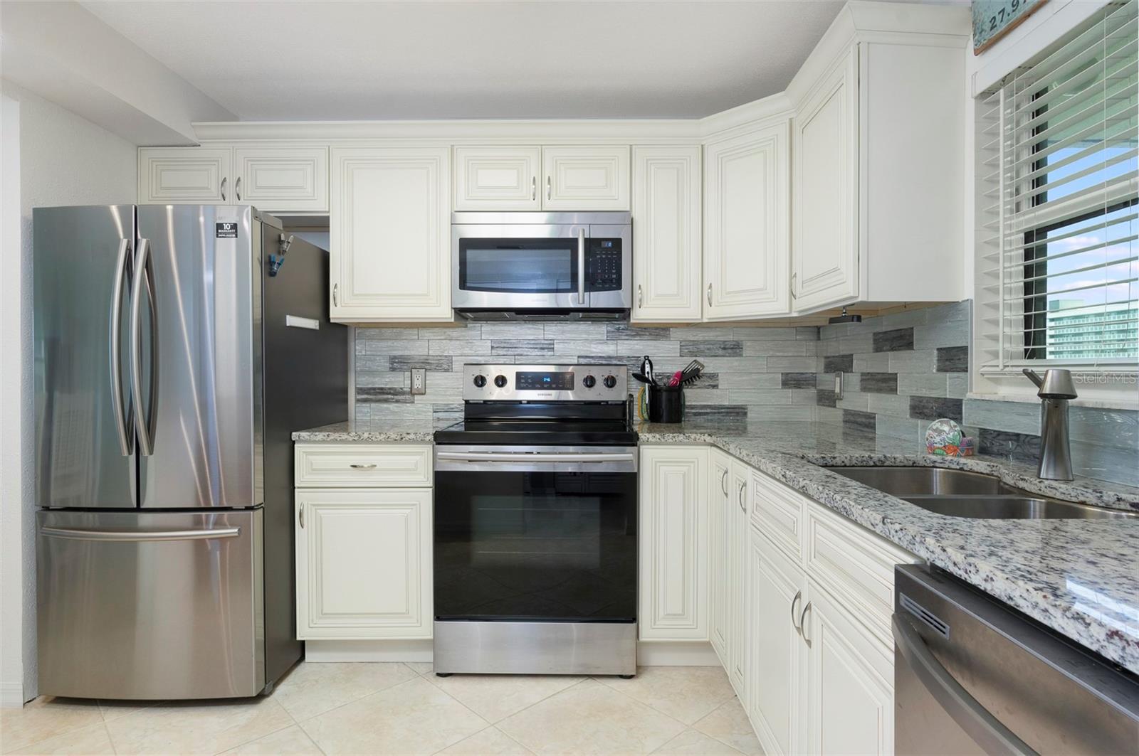 Listing photo id 3 for 1230 Gulf Boulevard 608