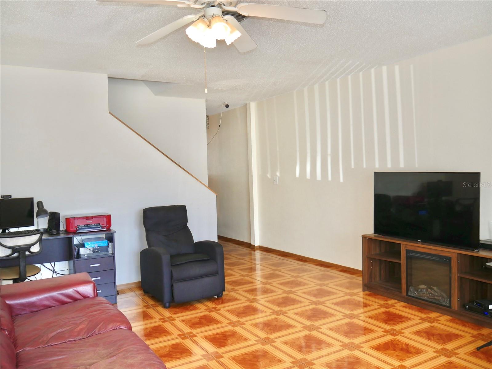 Listing photo id 2 for 1907 Fluorshire Drive