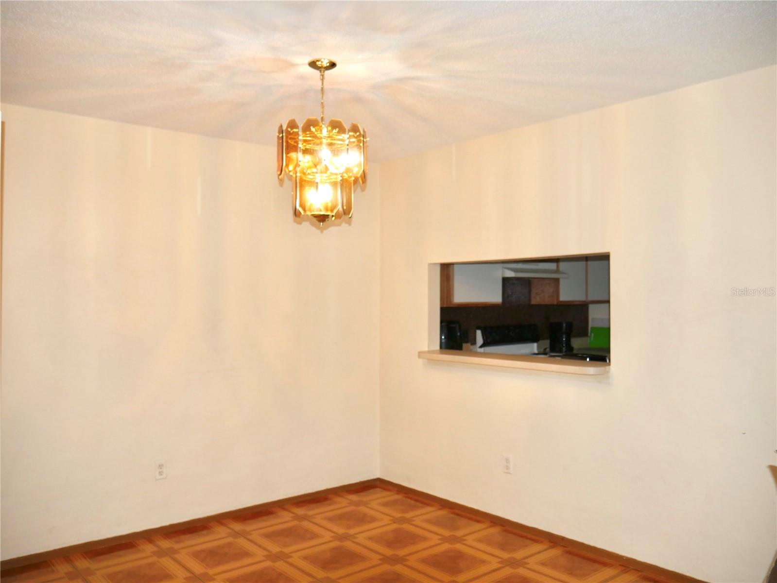 Listing photo id 3 for 1907 Fluorshire Drive