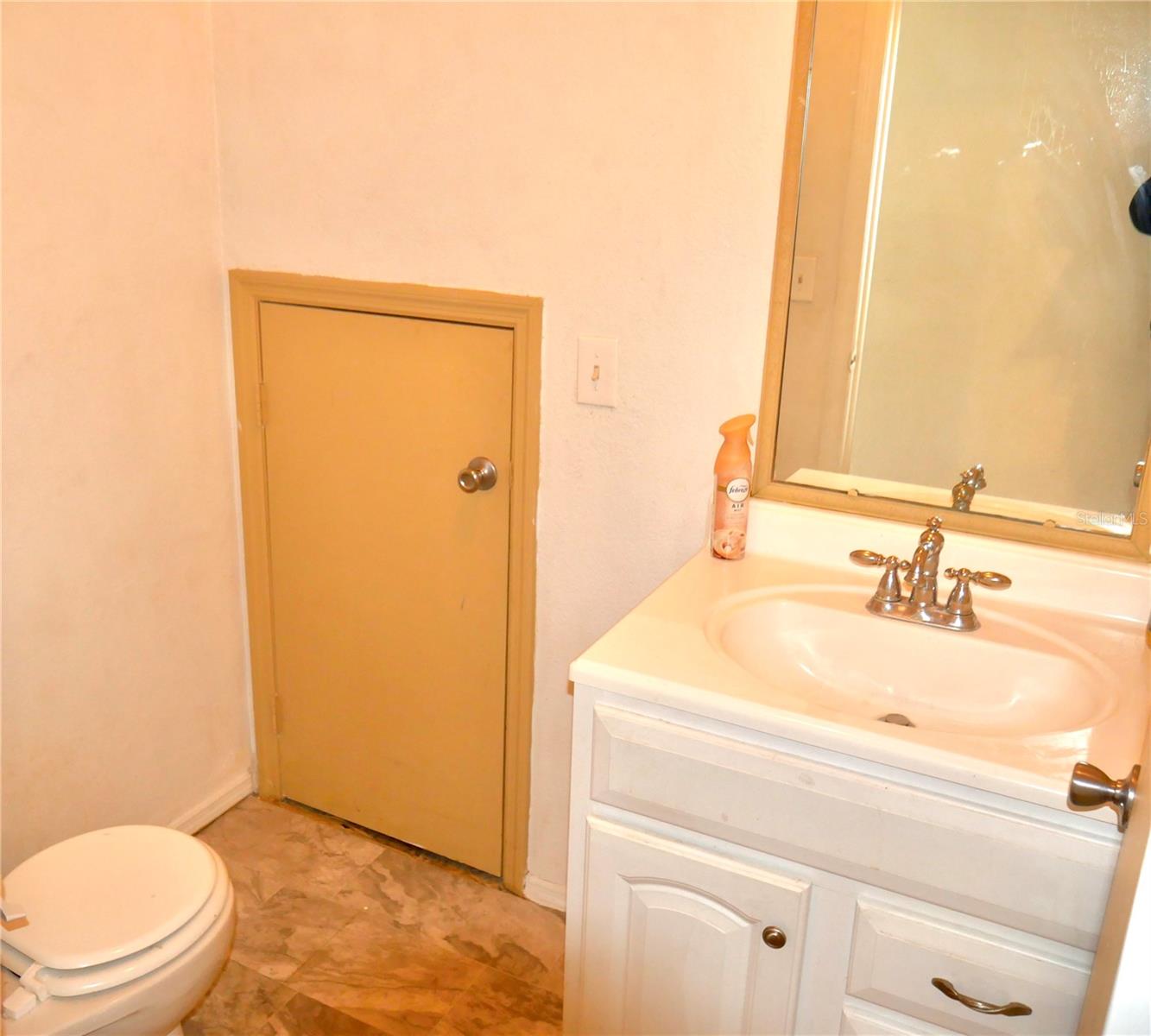 Listing photo id 5 for 1907 Fluorshire Drive