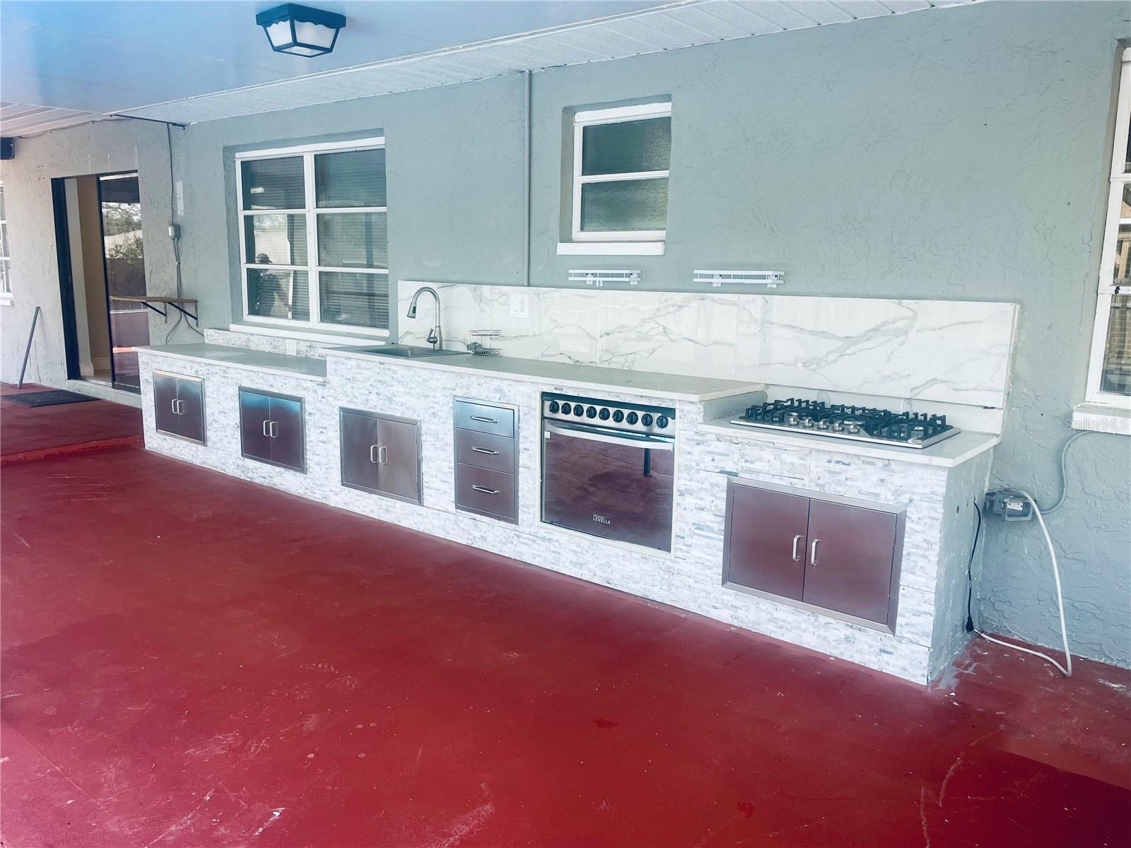 Listing photo id 13 for 11010 Salt Tree Drive