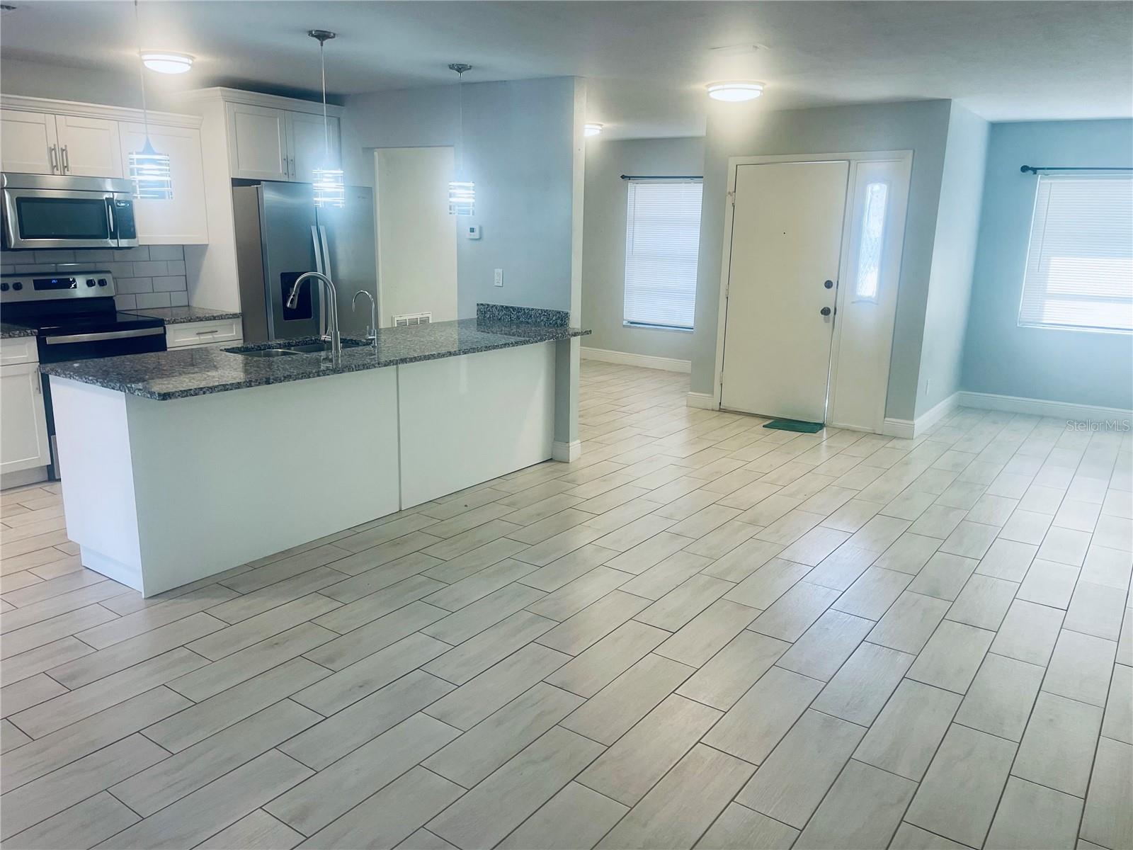 Listing photo id 3 for 11010 Salt Tree Drive