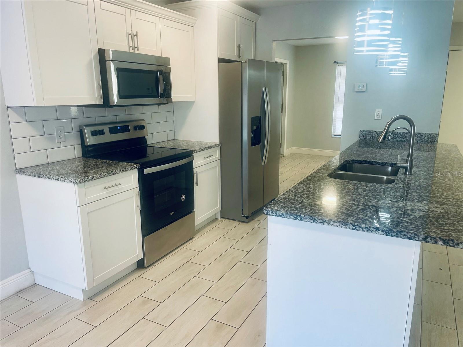 Listing photo id 5 for 11010 Salt Tree Drive