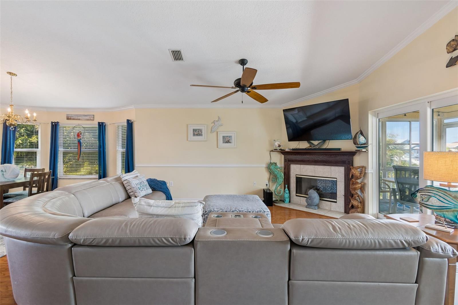 Listing photo id 8 for 6170 Seaside Drive