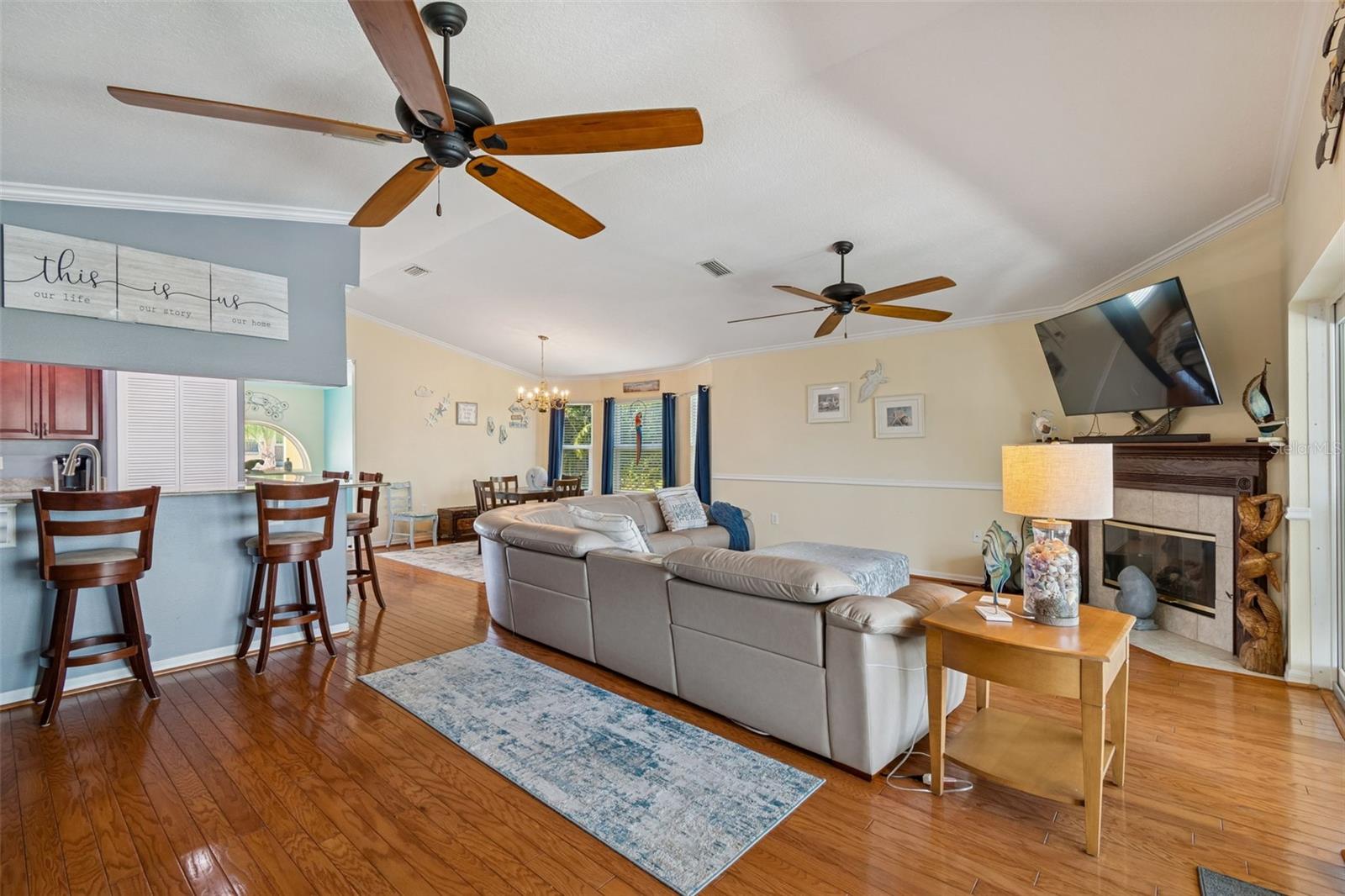 Listing photo id 9 for 6170 Seaside Drive