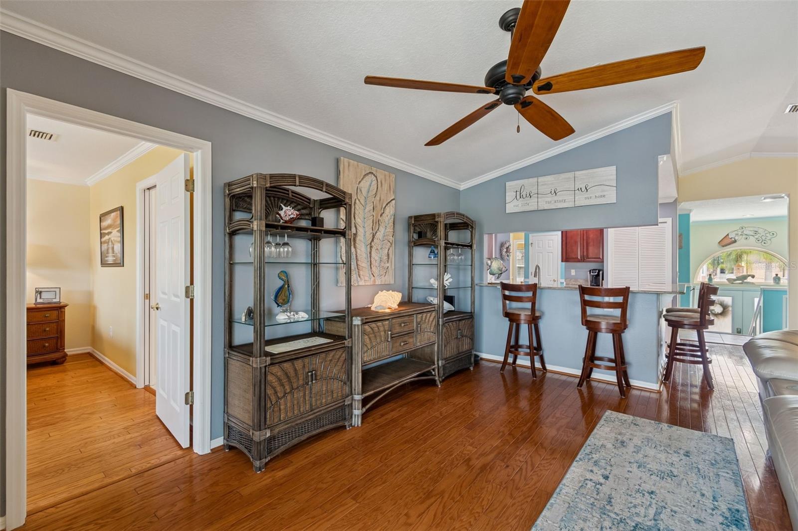 Listing photo id 12 for 6170 Seaside Drive