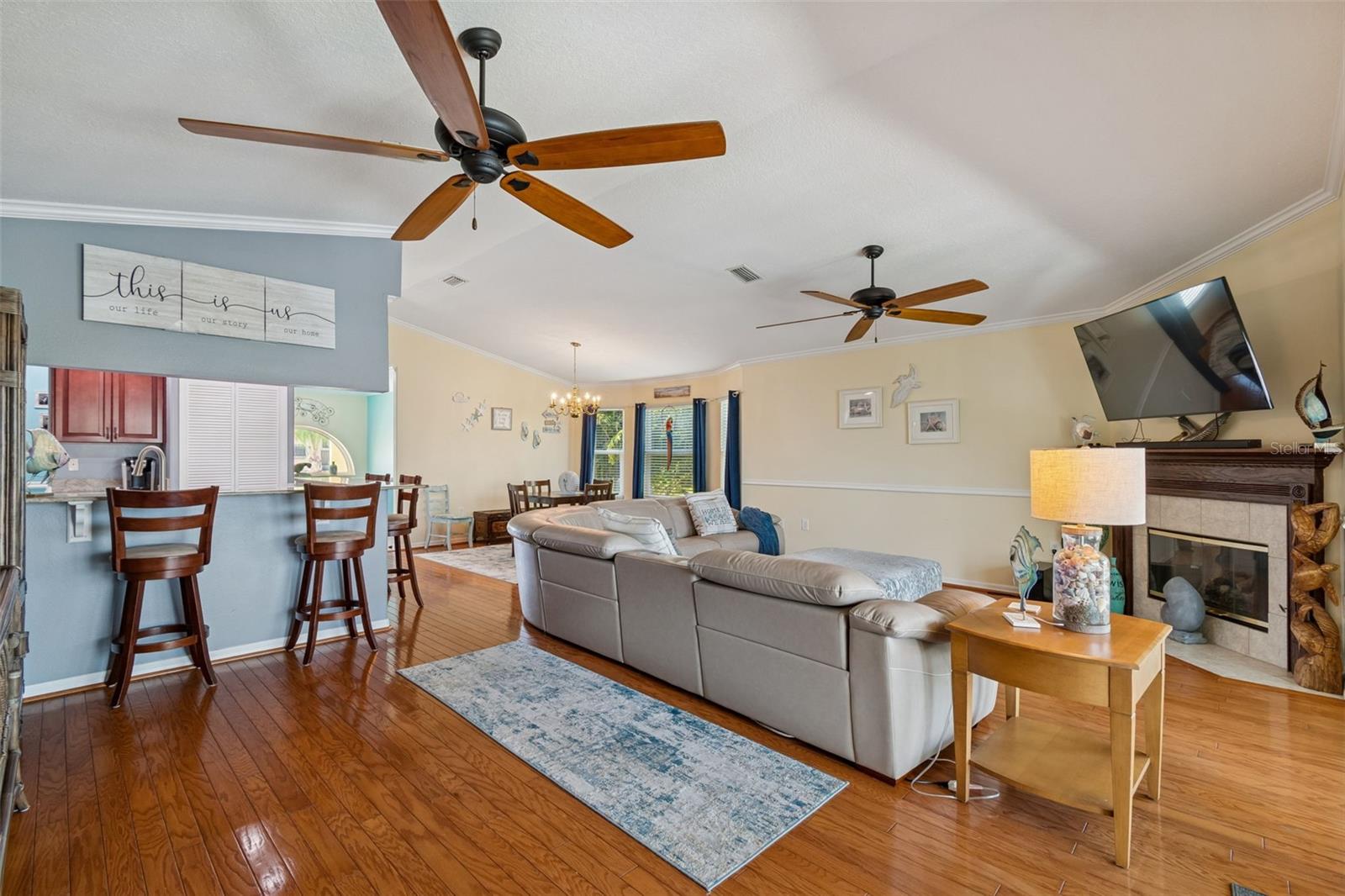 Listing photo id 13 for 6170 Seaside Drive