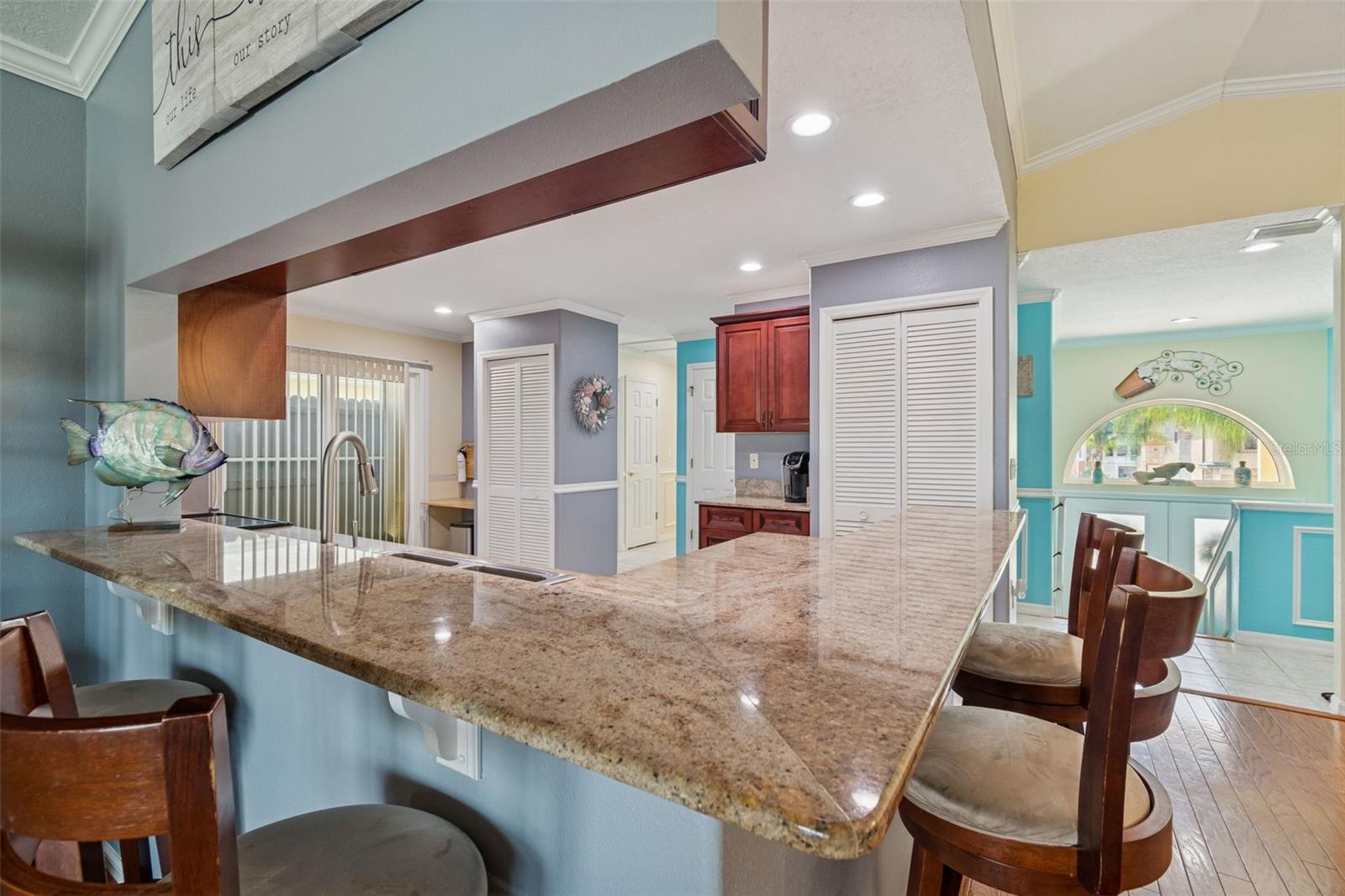 Listing photo id 14 for 6170 Seaside Drive