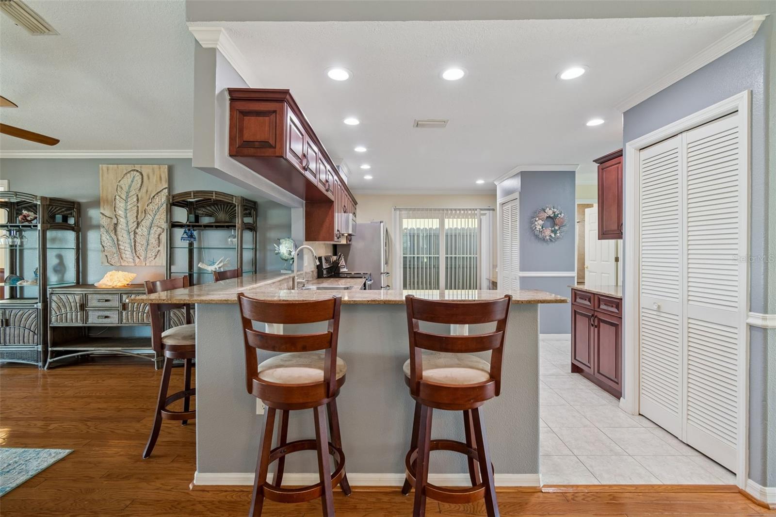 Listing photo id 15 for 6170 Seaside Drive