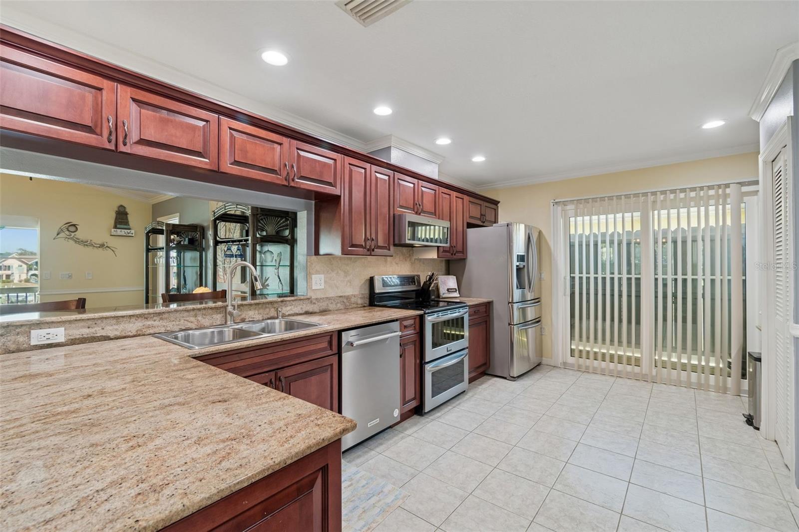 Listing photo id 16 for 6170 Seaside Drive