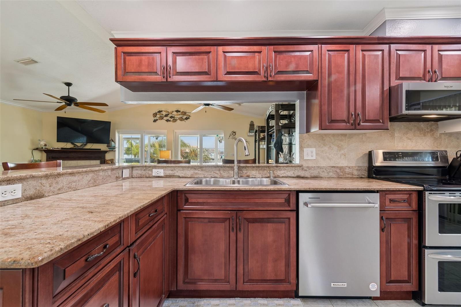 Listing photo id 17 for 6170 Seaside Drive