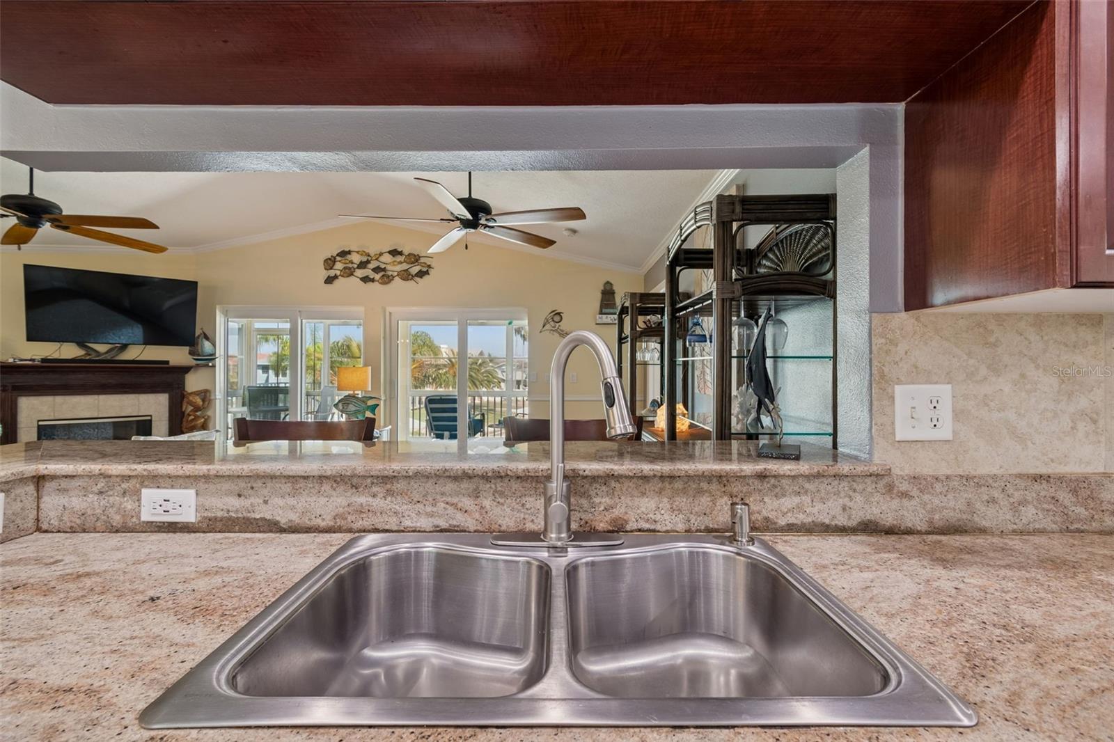 Listing photo id 18 for 6170 Seaside Drive