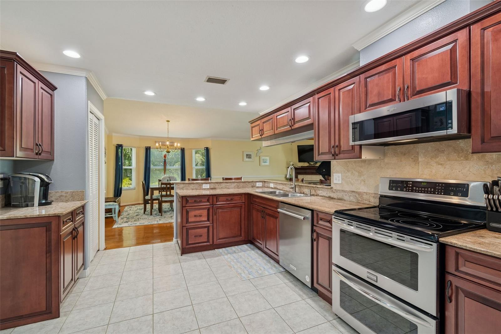 Listing photo id 19 for 6170 Seaside Drive