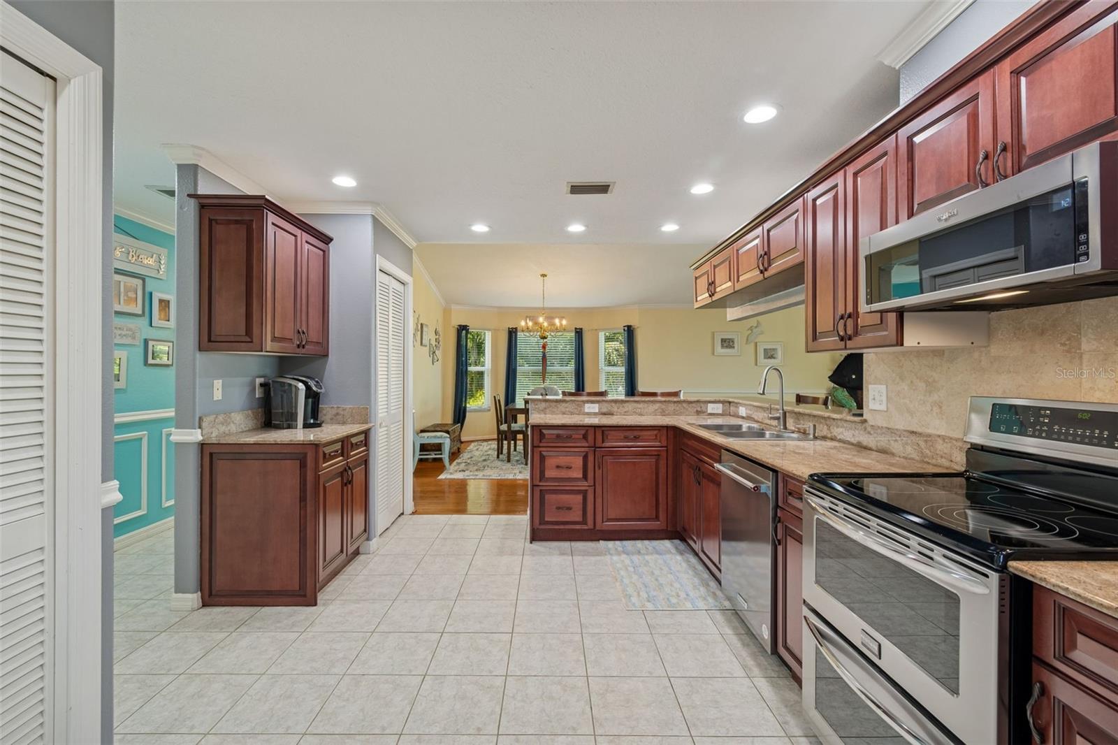 Listing photo id 20 for 6170 Seaside Drive
