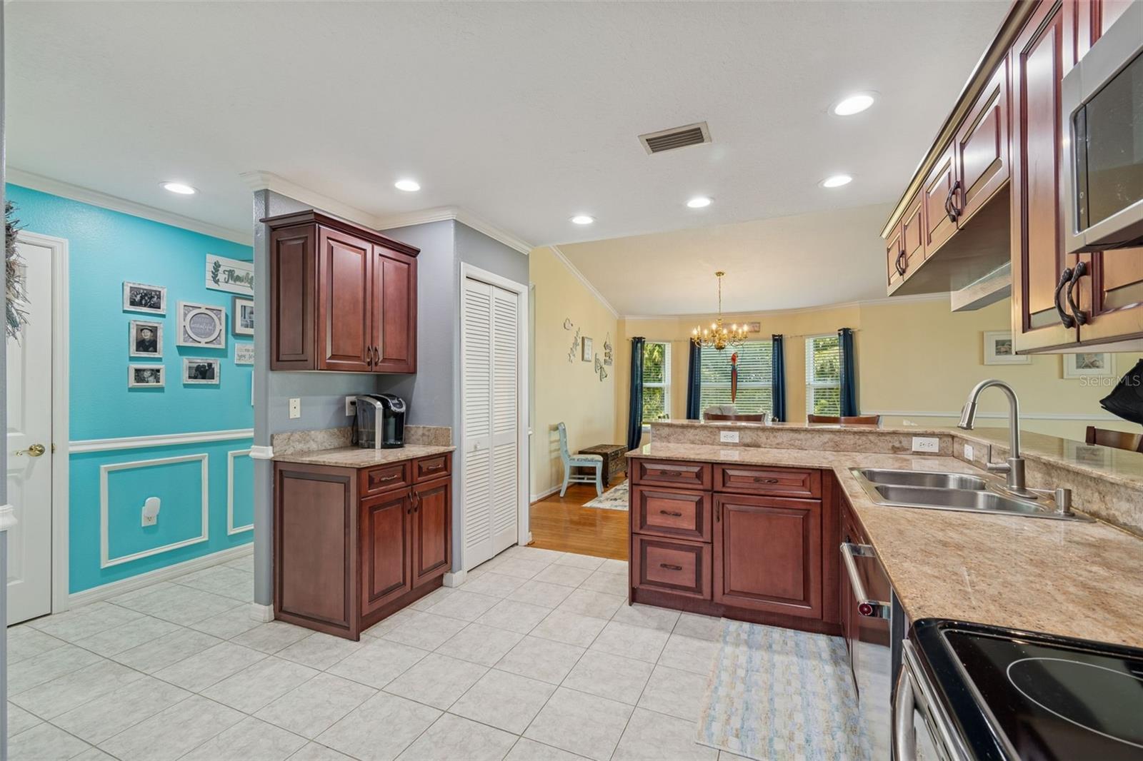 Listing photo id 21 for 6170 Seaside Drive