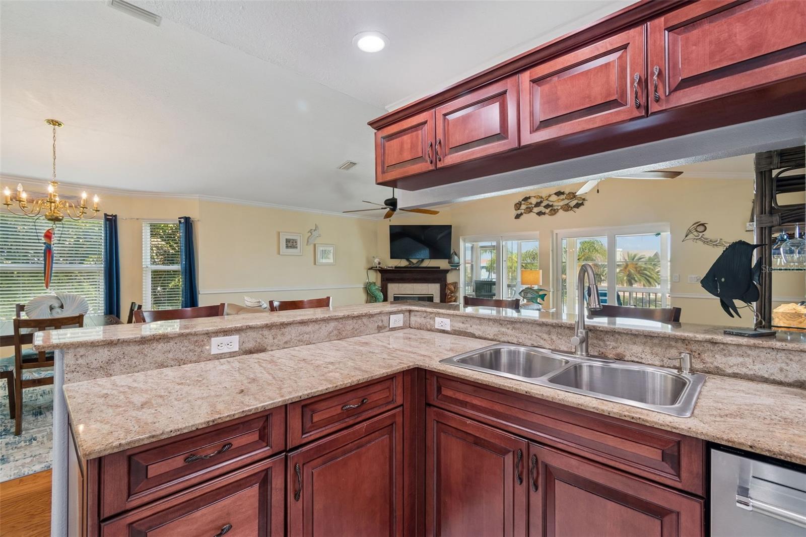 Listing photo id 22 for 6170 Seaside Drive
