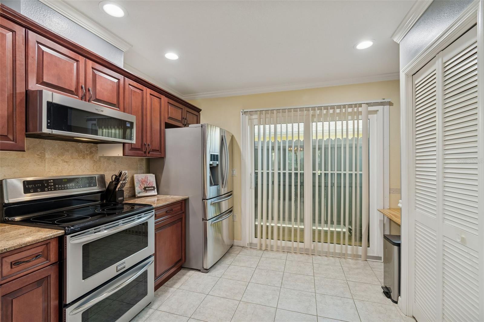 Listing photo id 23 for 6170 Seaside Drive