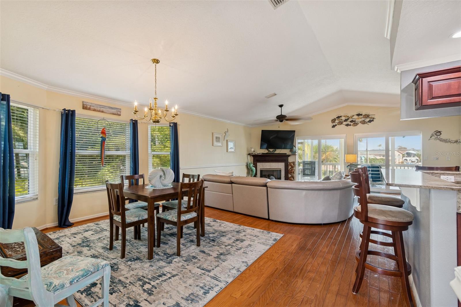 Listing photo id 1 for 6170 Seaside Drive