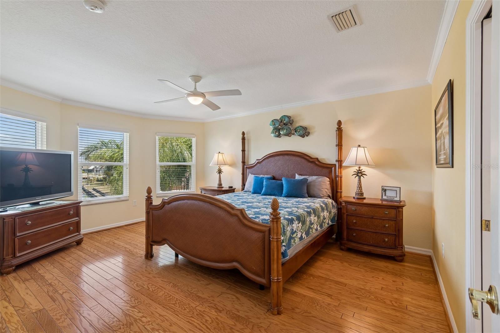 Listing photo id 29 for 6170 Seaside Drive