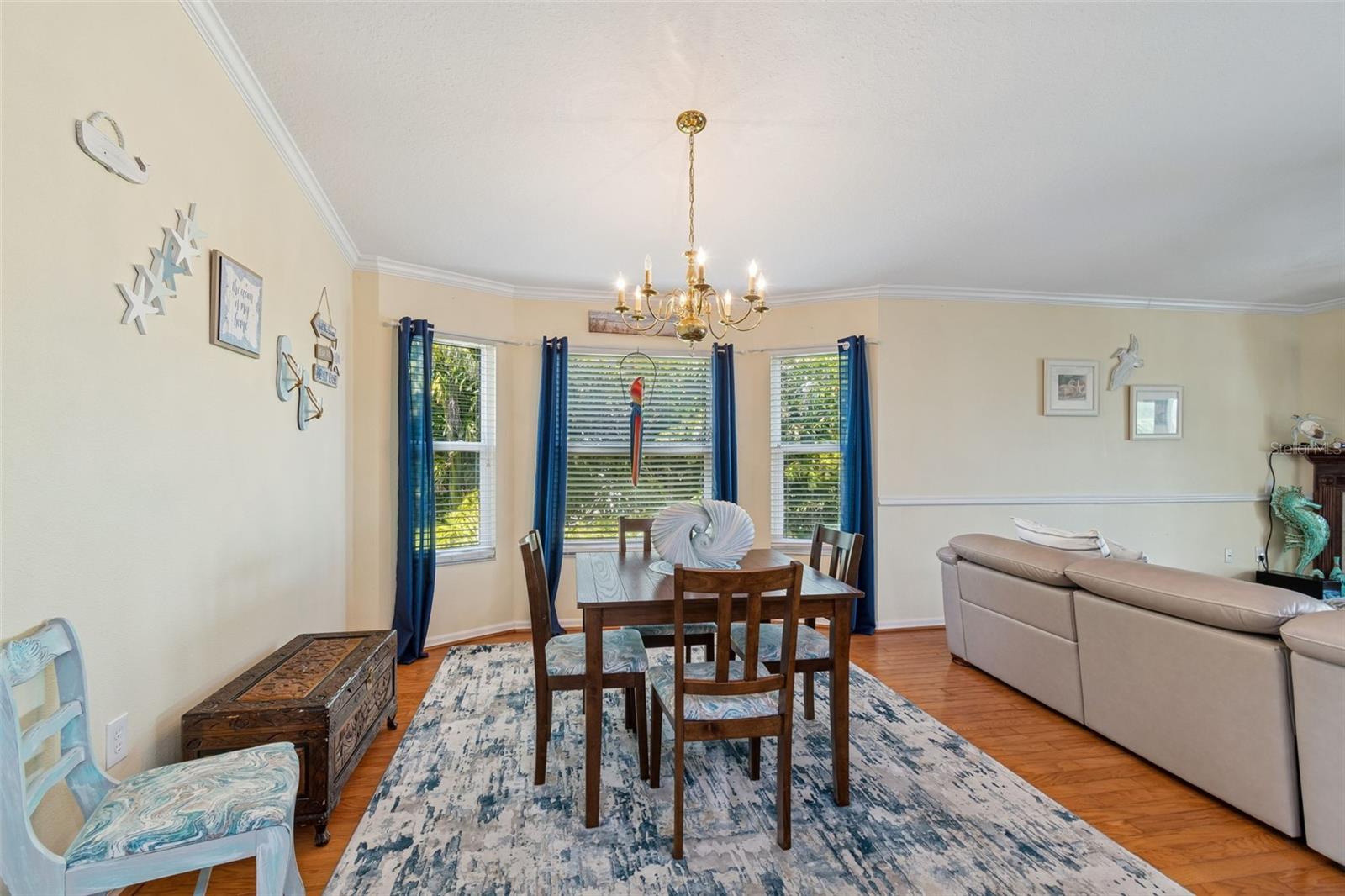 Listing photo id 2 for 6170 Seaside Drive