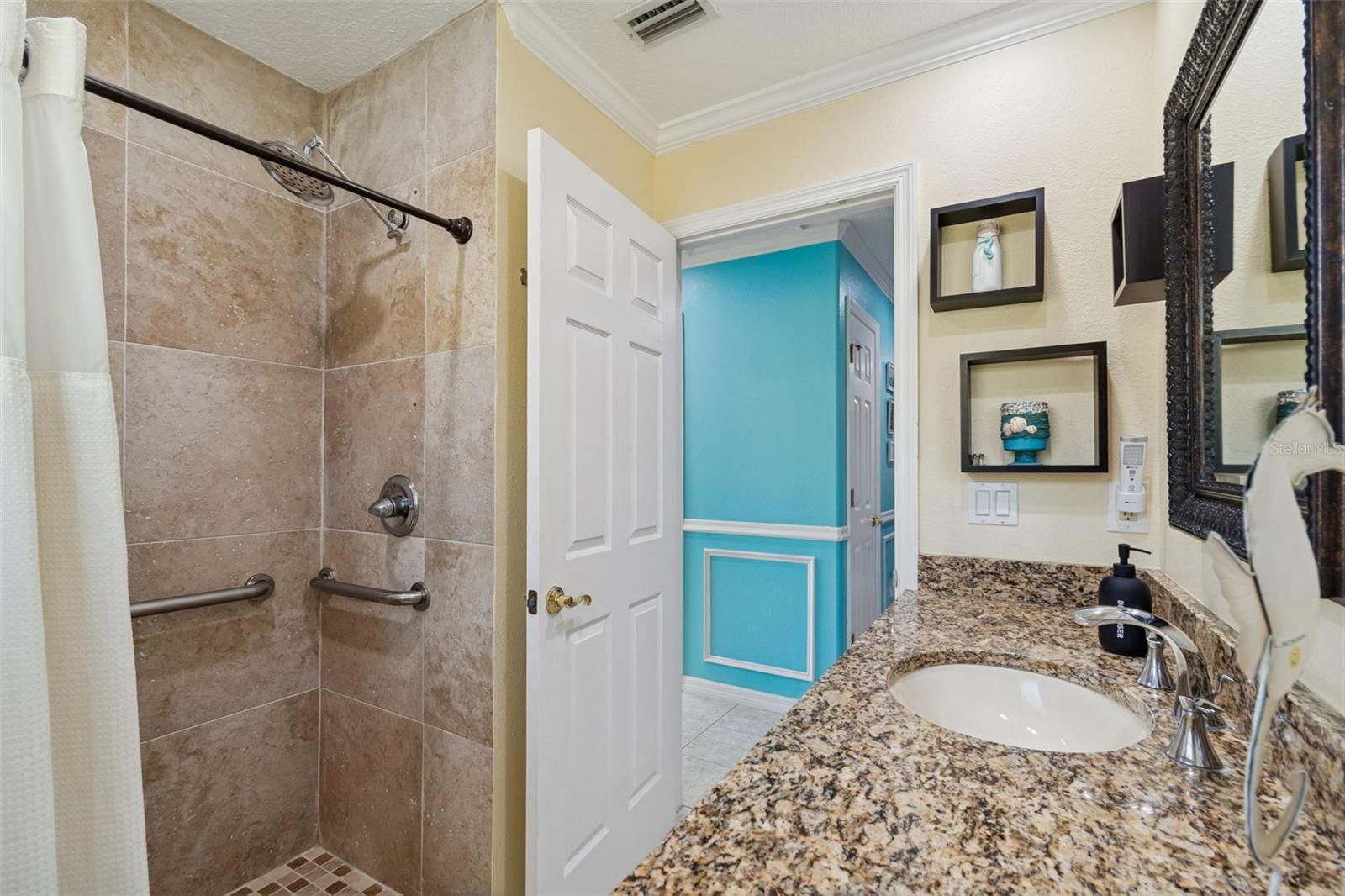 Listing photo id 38 for 6170 Seaside Drive