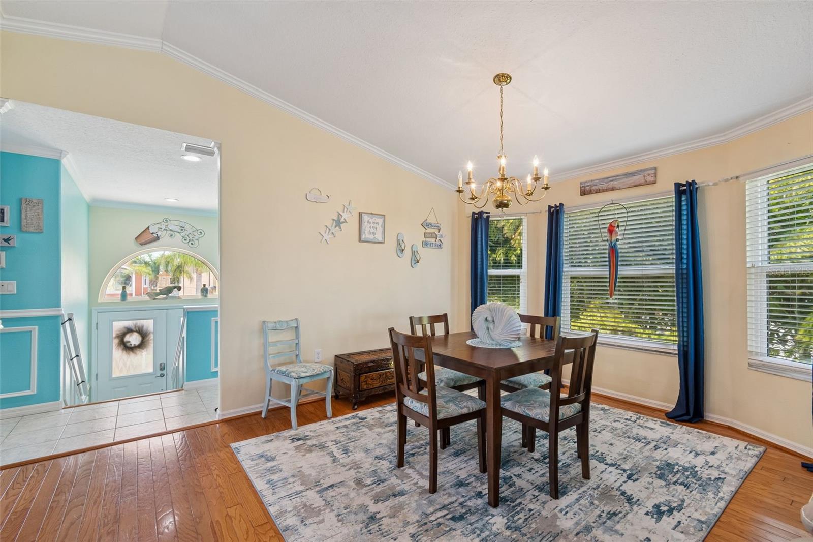 Listing photo id 3 for 6170 Seaside Drive