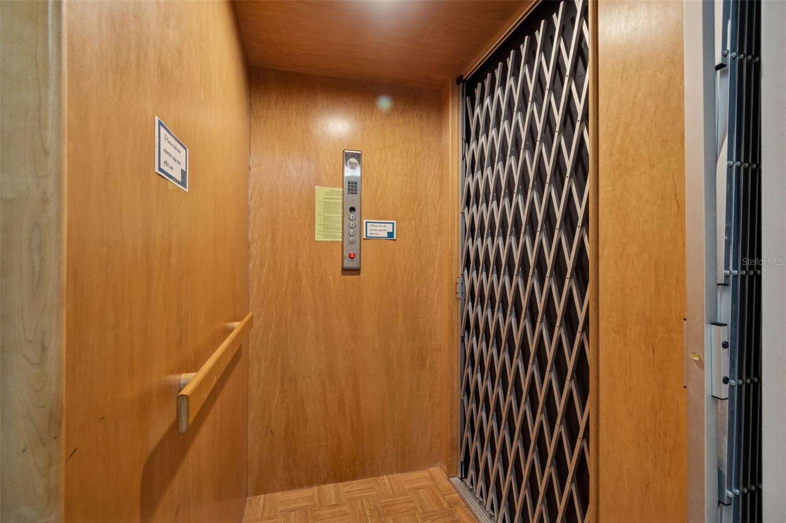 Listing photo id 53 for 6170 Seaside Drive