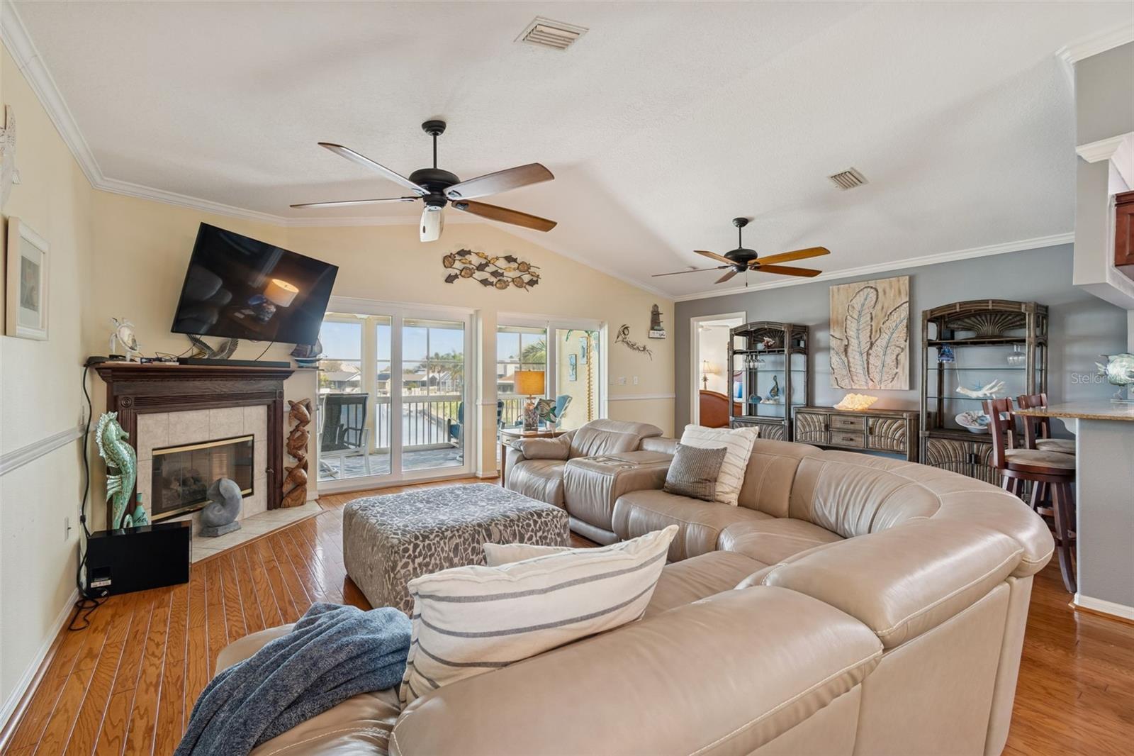 Listing photo id 5 for 6170 Seaside Drive