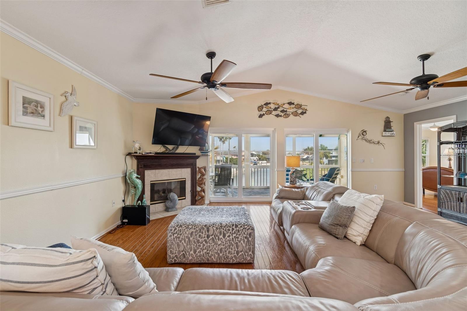 Listing photo id 6 for 6170 Seaside Drive