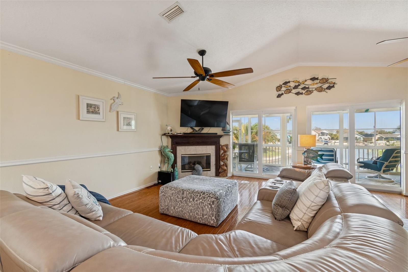 Listing photo id 7 for 6170 Seaside Drive