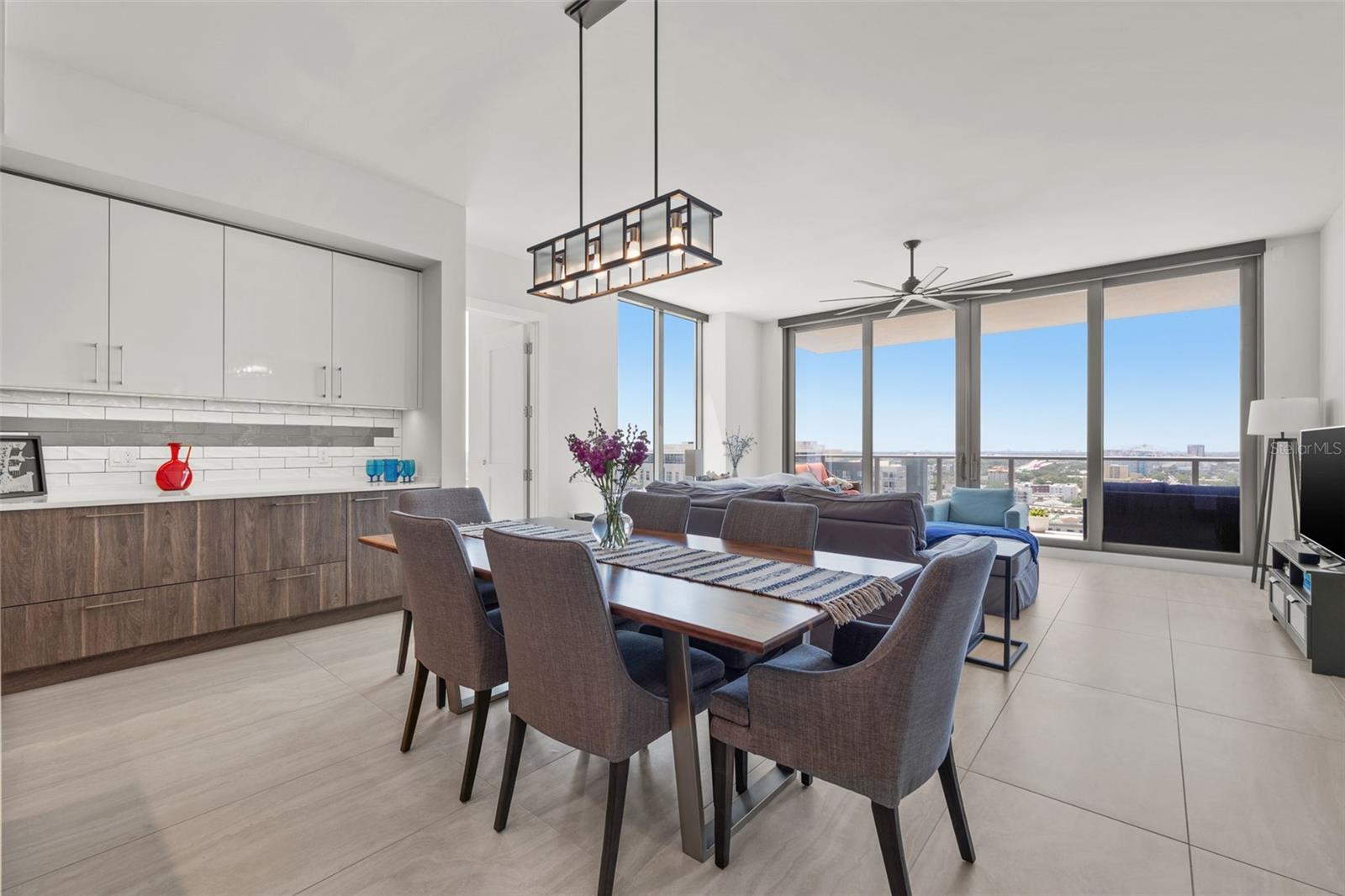 Listing photo id 5 for 301 1st Street S 2006