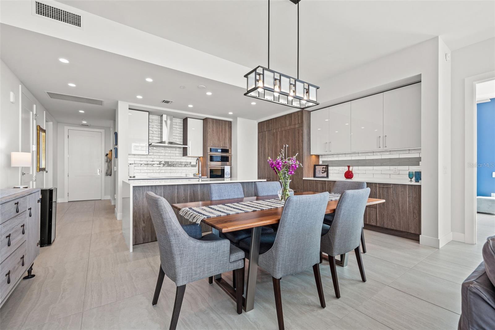 Listing photo id 6 for 301 1st Street S 2006