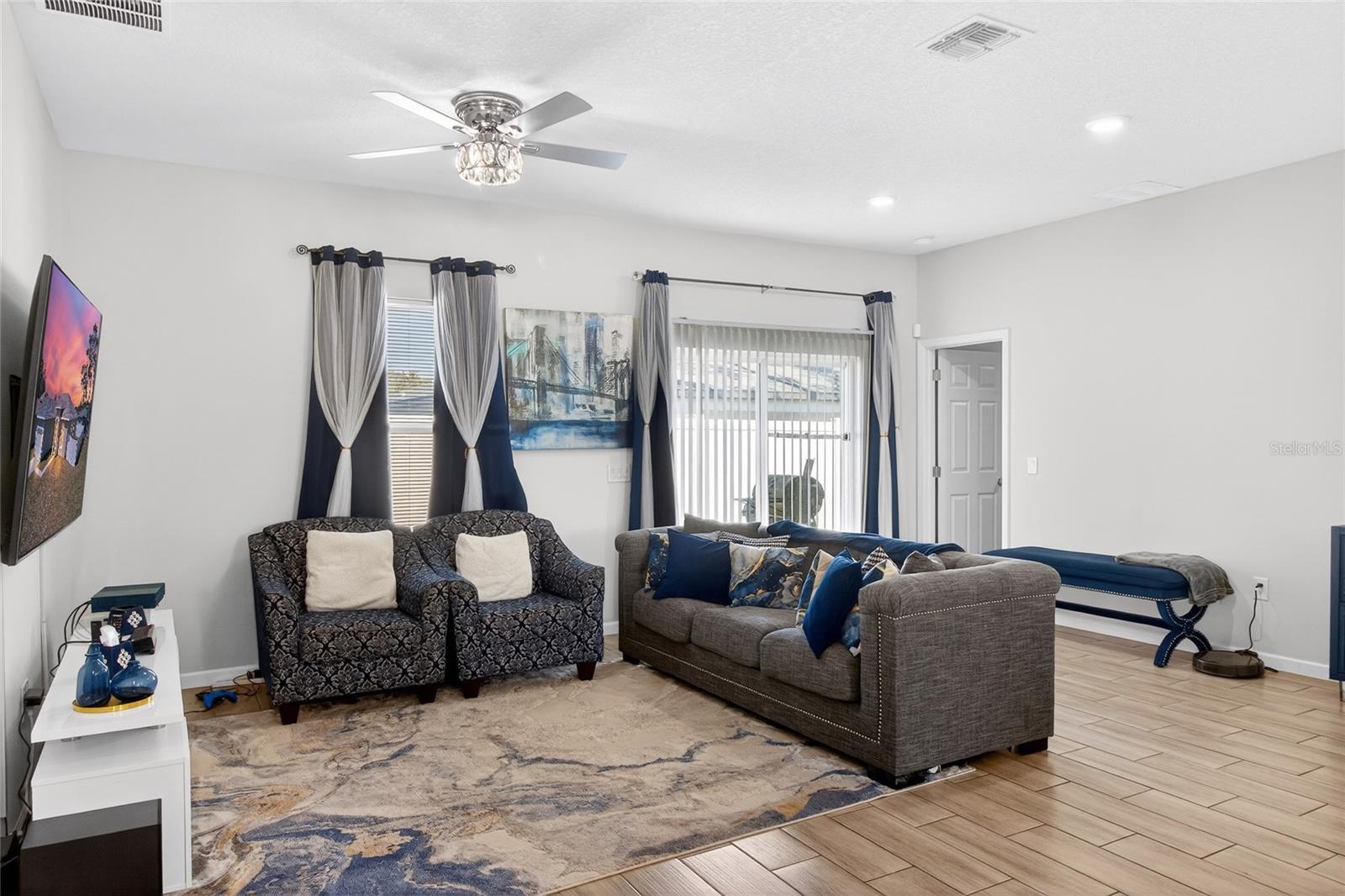 Image 15 of 33 For 276 Elm Court