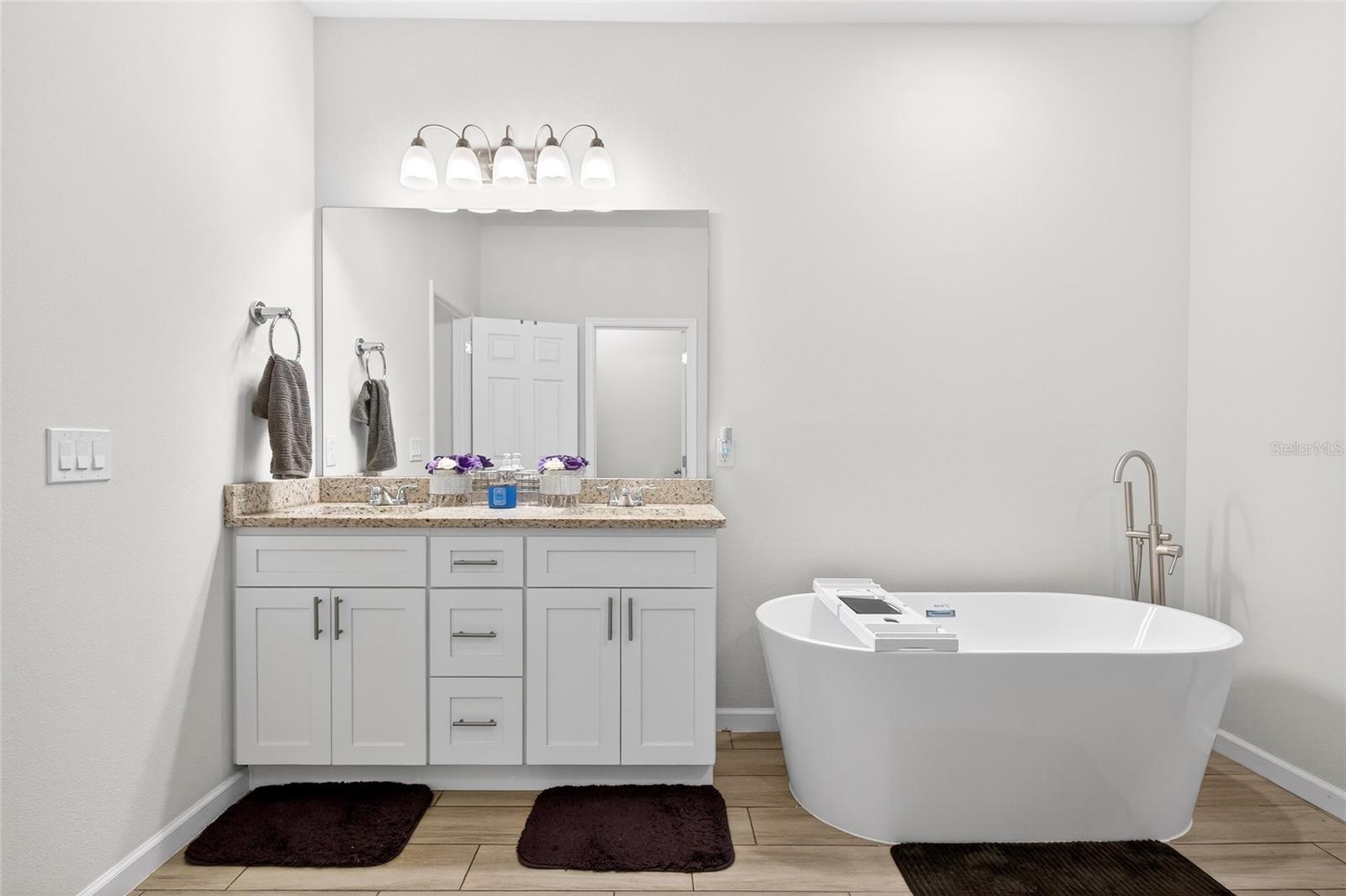 Image 26 of 33 For 276 Elm Court