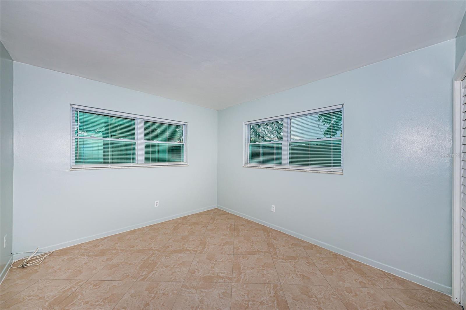 Listing photo id 10 for 2308 1st Street 4