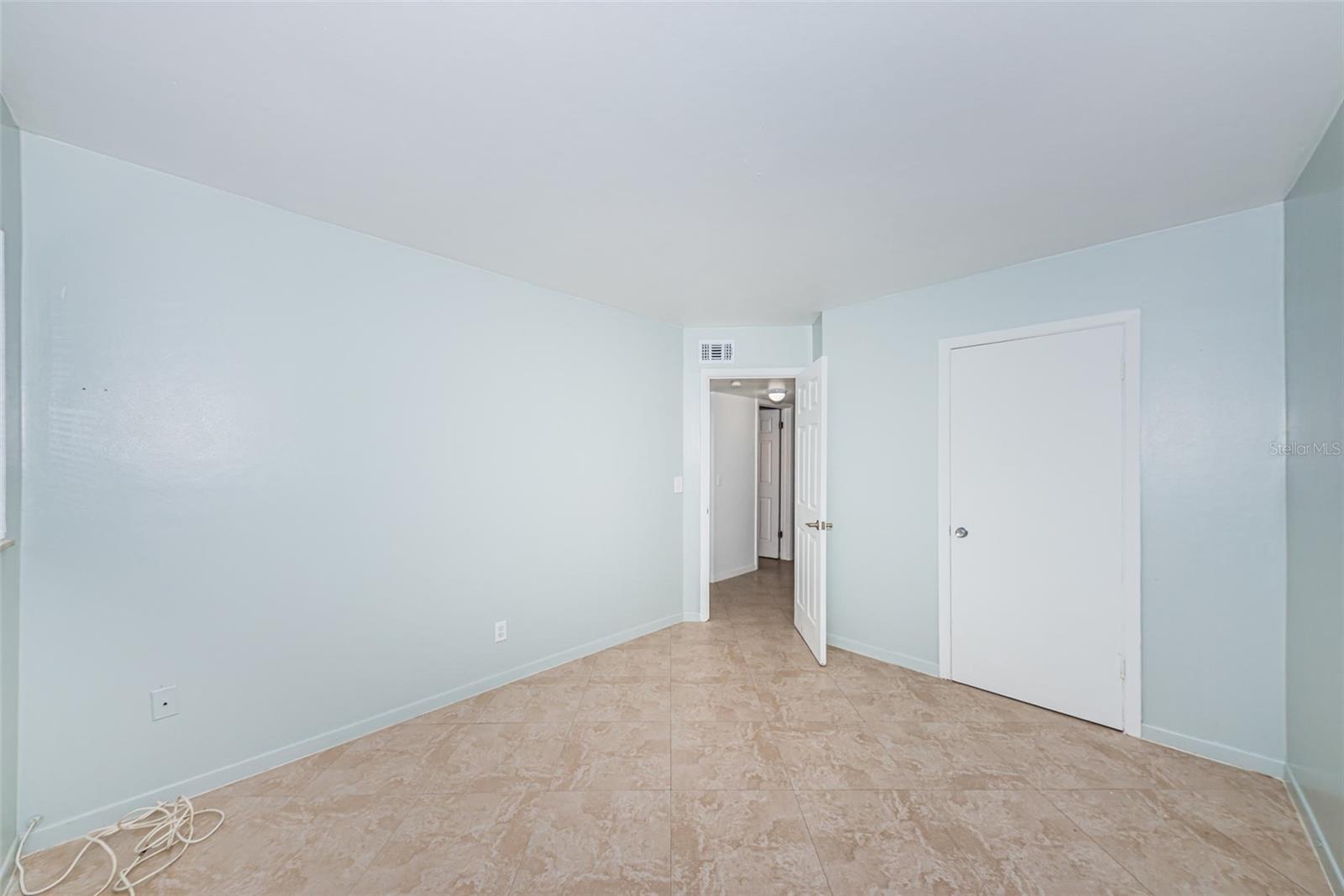 Listing photo id 13 for 2308 1st Street 4