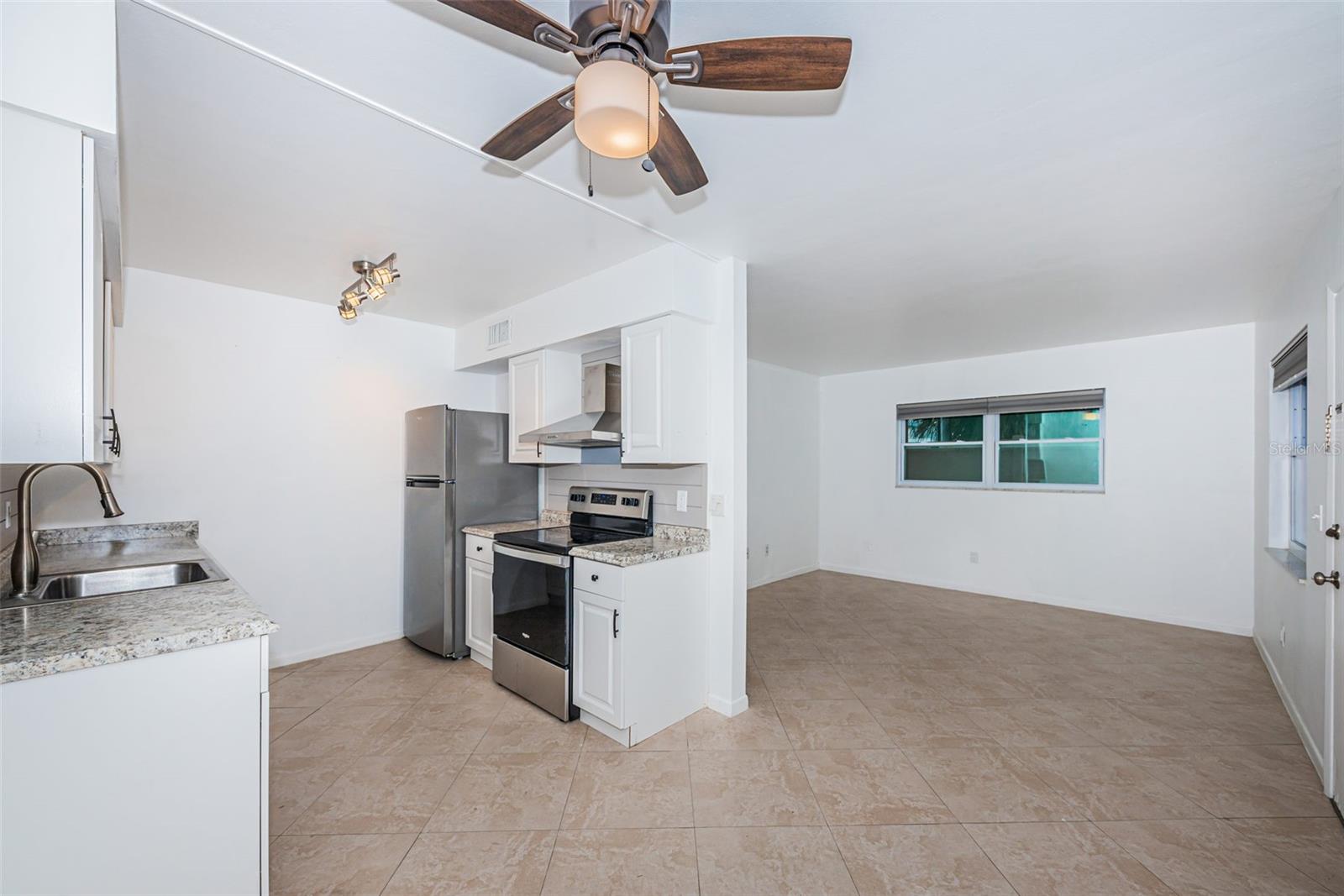 Listing photo id 5 for 2308 1st Street 4