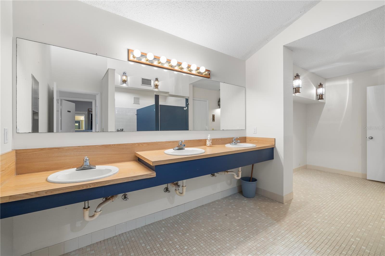 Image 52 of 61 For 1750 Harbor Place S 202