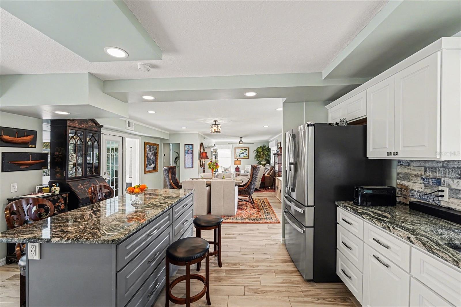 Listing photo id 9 for 339 Shore Drive E