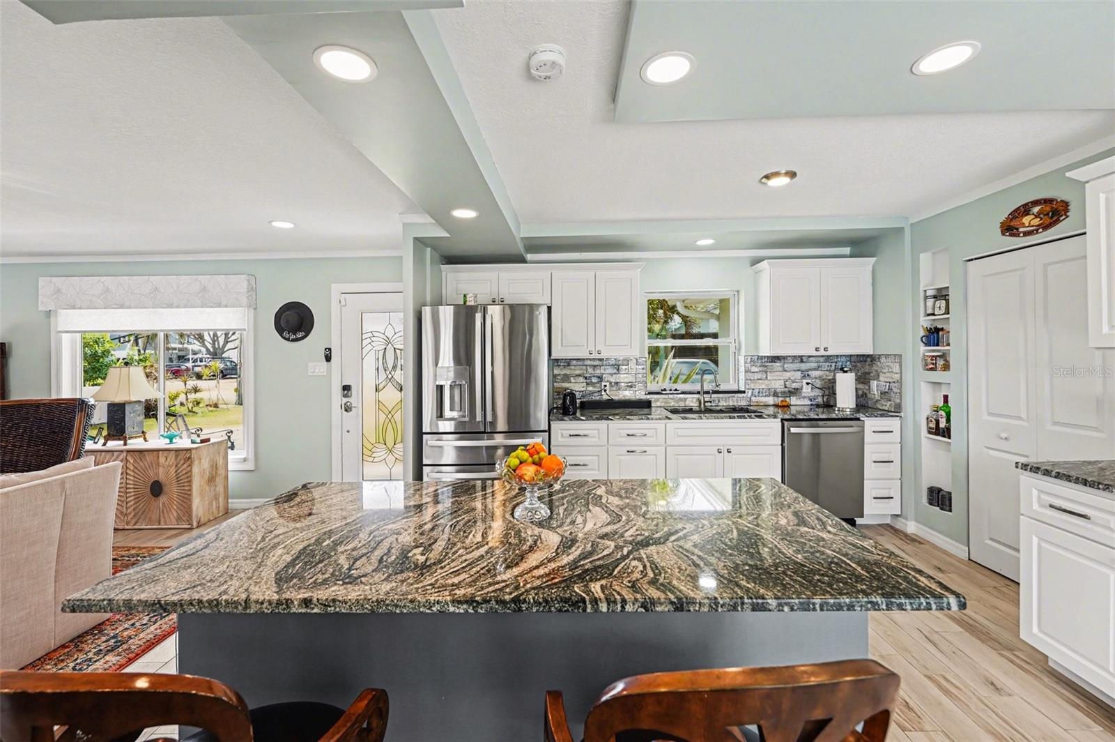 Listing photo id 11 for 339 Shore Drive E