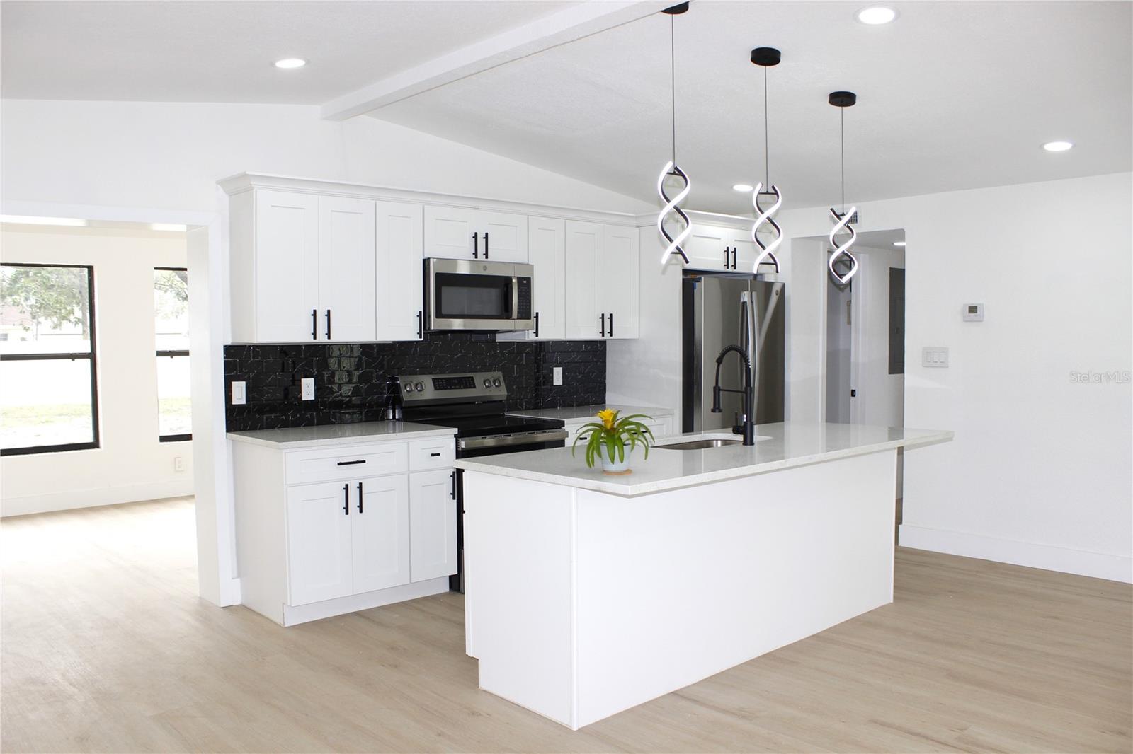 Listing photo id 12 for 8816 Ashman Road